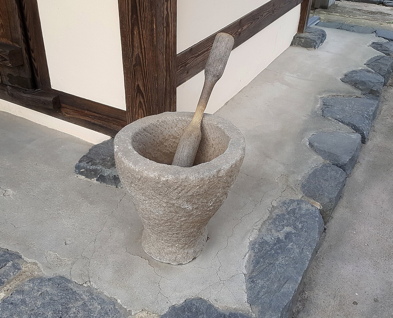돌 절구와 나무 절굿공이